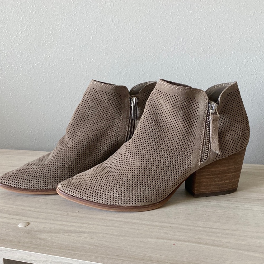 Vince Camuto taupe bootie, size 8